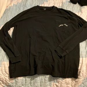 Black long sleeve shirt. Pink is the brand.